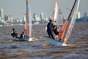 Matheos e Leo na montagem da boia de contravento.